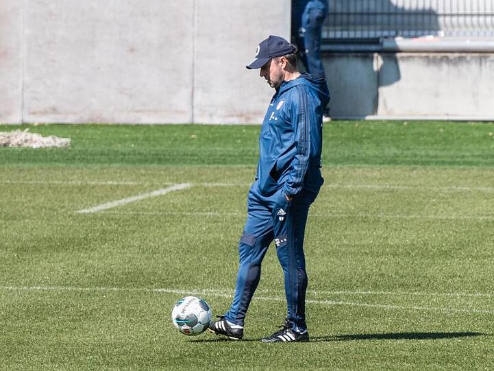 Der FC Bayern und Trainer Hansi Flick haben mit dem Training in Kleingruppen begonnen.