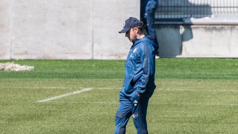 Der FC Bayern und Trainer Hansi Flick haben mit dem Training in Kleingruppen begonnen. Der FC Bayern und Trainer Hansi Flick haben mit dem Training in Kleingruppen begonnen.