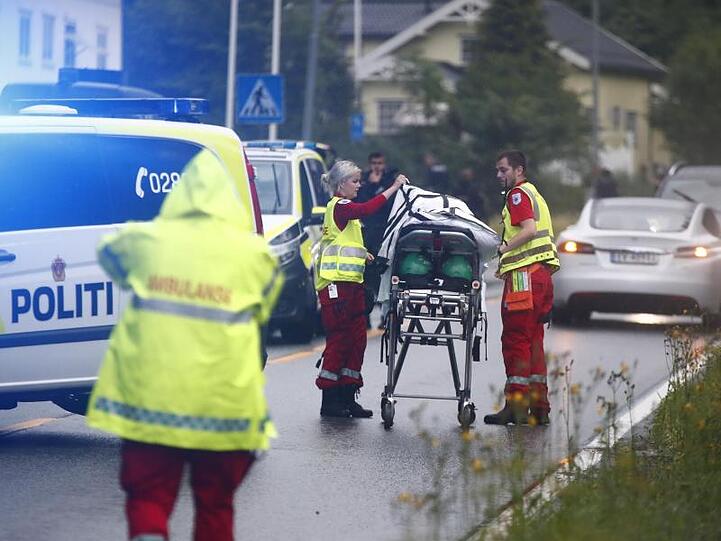 Rettungssanitäter treffen am Einsatzort ein.