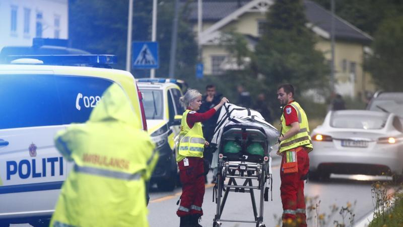 Rettungssanitäter treffen am Einsatzort ein. Rettungssanitäter treffen am Einsatzort ein.