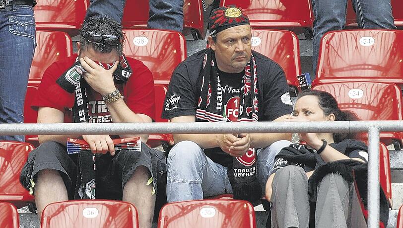 Das heulende Elend auf den Rängen des EasyCredit-Stadions nach dem Abpfiff. Mit den Anhängern des Club trauern auch viele Nürnberger Promi-Fans. Das heulende Elend auf den Rängen des EasyCredit-Stadions nach dem Abpfiff. Mit den Anhängern des Club trauern auch viele Nürnberger Promi-Fans.