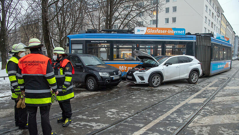 Eine Tram ist nach der Kollision mit einem Auto entgleist. Eine Tram ist nach der Kollision mit einem Auto entgleist.