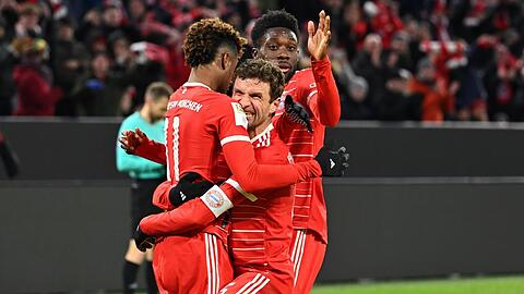 "Er verhält sich im Sinne der Sache sehr gut", sagt Bayern-Trainer Julian Nagelsmann über Thomas Müller (M.) - hier mit Kingsley Coman und Alphonso Davies -, der den Verein über Eigeninteressen stellt.