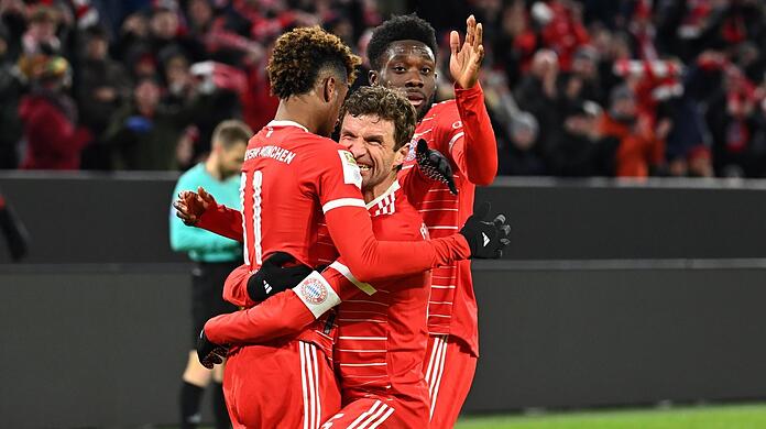 "Er verhält sich im Sinne der Sache sehr gut", sagt Bayern-Trainer Julian Nagelsmann über Thomas Müller (M.) - hier mit Kingsley Coman und Alphonso Davies -, der den Verein über Eigeninteressen stellt.