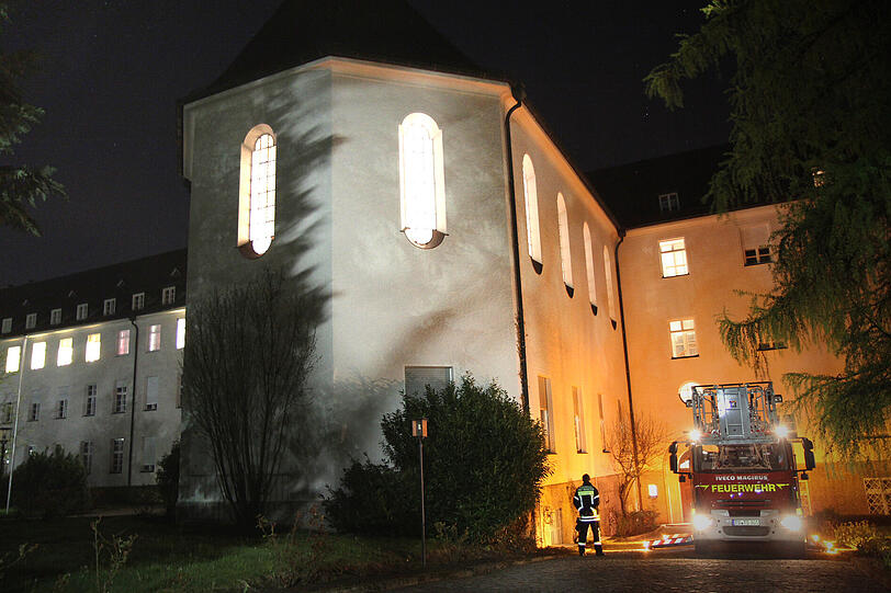 Völlig verkohlt: Der Altarraum ist durch den Brand zerstört worden. Offenbar hat eine Kerze das Feuer im Studienstift St. Michael ausgelöst. Die Bilder