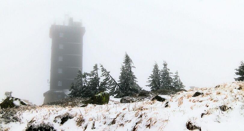 Bibberwetter: Auf dem Brocken ist in der Nacht zum Karfreitag Neuschnee gefallen.