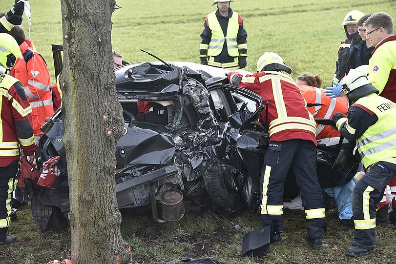 Schwerer Unfall auf der A8. Ein Toyota prallte gegen einen Baum.