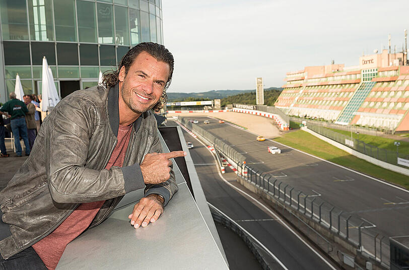 Schauspieler-Ehepaar Alexandra Maria Lara und Sam Riley und Kollege Stephan Luca am Wochenende in der "Grünen Hölle" auf dem Nürburgring. Die Bilder.