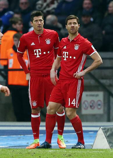 Xabi Alonso: Note 4 - Ancelottis Stabilisator und Konstante im Mittelfeld kam nach 61 Minuten. Lautstark und engagiert versuchte der Spanier, das Zepter an sich zu reißen &ndash; inklusive Gelb (69.). Sehr giftig, immer wieder in Scharmützel verwickelt. Schwache Freistöße.