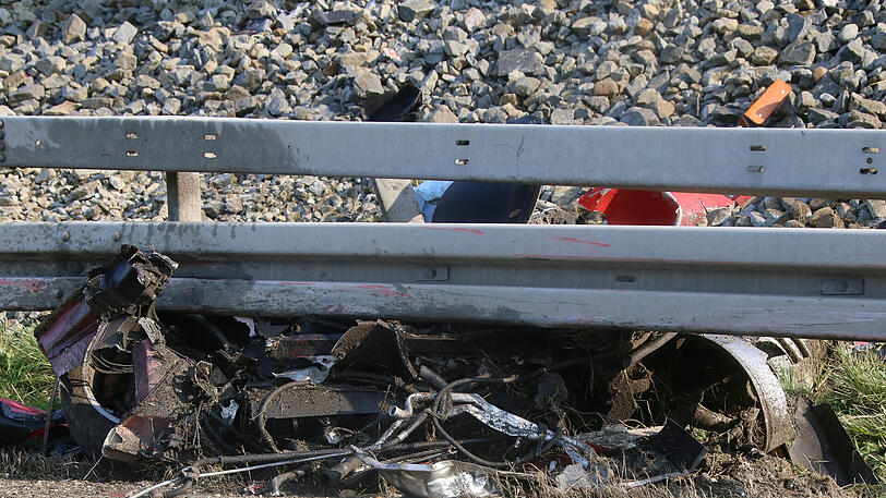 Der Ferrari wurde von der Leitplanke in Stücke gerissen, der Fahrer hatte keine Chance &ndash; die Bilder von der Unfallstelle.
