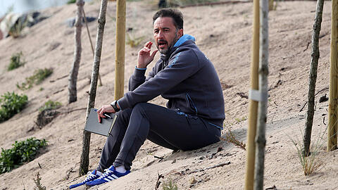 Der damalige Löwen-Coach Vitor Pereira sitzt im Trainingslager auf einer Sanddünde.