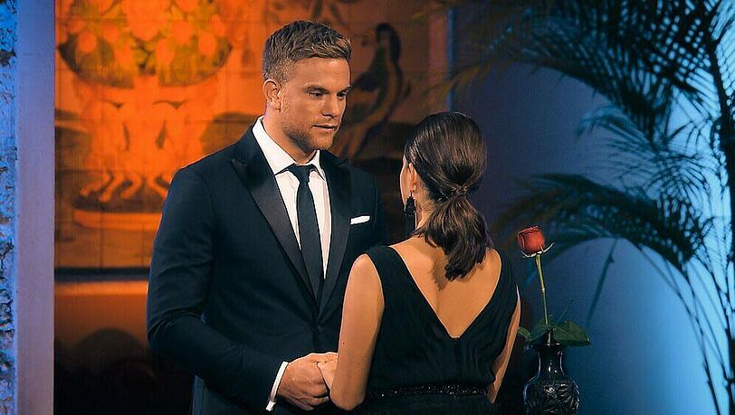 Sebastian Preuss erklärt seiner Favoritin Diana, dass auch sie die letzte Rose nicht bekommt Sebastian Preuss erklärt seiner Favoritin Diana, dass auch sie die letzte Rose nicht bekommt