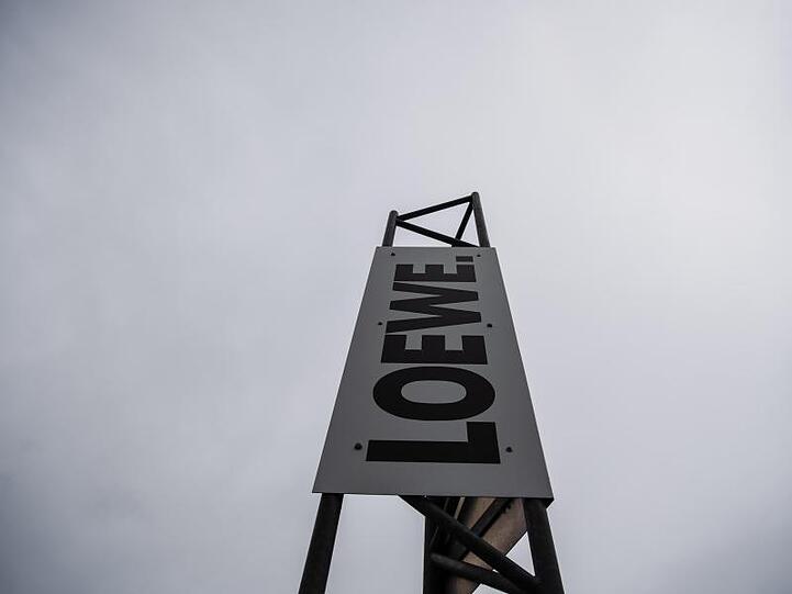 Am Hauptstandort des Elektronikkonzerns "Loewe" ist ein Schild mit dem Schriftzug des Unternehmens. Foto: Nicolas Armer