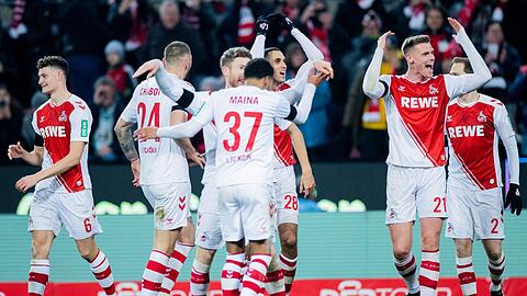 Kölns Ellyes Skhiri (28) freut sich über sein Tor zum 6:1, rechts Doppeltorschütze Steffen Tigges.