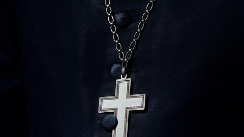 Ein Kreuz glänzt am Hals von Heinrich Bedford-Strohm.