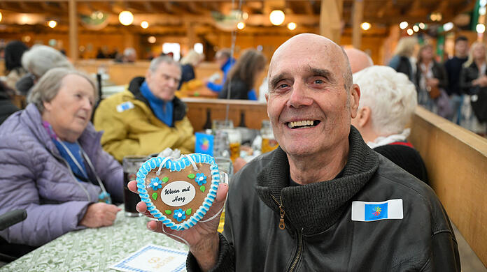 Bernhard Seufert ist Leiter einer Multiple-Sklerose-Selbsthilfegruppe. Der 85-Jährige freut sich sehr über die Wiesn-Einladung.