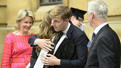 Prinz Emmanuel von Belgien umarmt seine Schwester Elisabeth.
