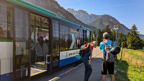 Fahrg&auml;ste der MVV-Bergbus-Linie 996 Pasing-Neuschwanstein steigen in Schwangau aus. (Archivbild)