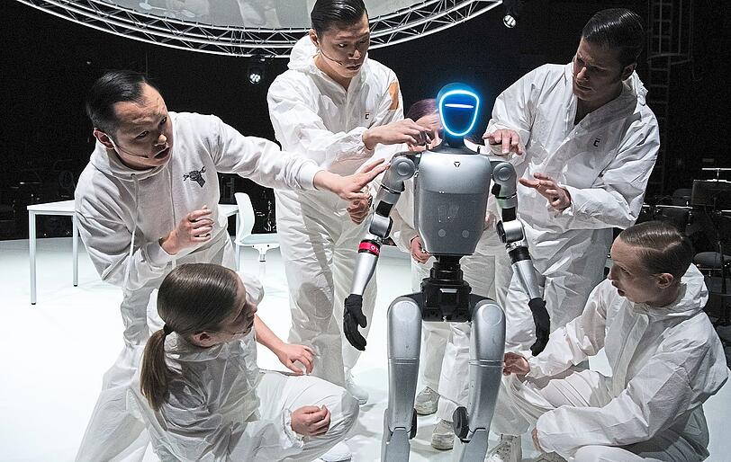 Die Solisten von &bdquo;V01CES//B0D1EZ&ldquo; mit dem Roboter im Akademietheater des Prinzregententheaters.  Foto: Cordula Treml