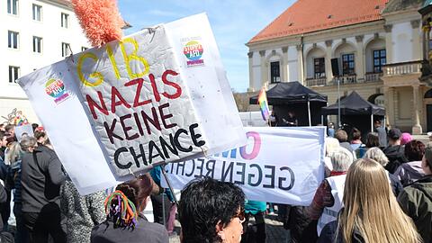Gegen die AfD gehen immer wieder Menschen auf die Stra&szlig;e, wie hier die Teilnehmer einer linken Kundgebung in Magdeburg im April 2026. (Archivbild)
