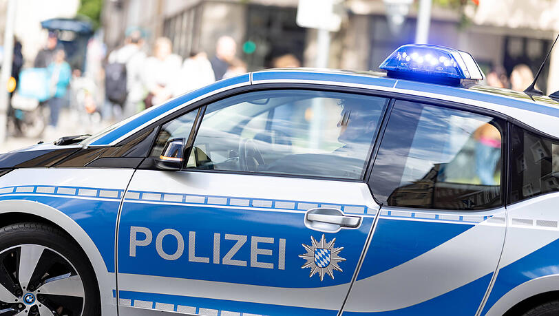 Die Polizei sucht Zeugen: Wer hat am Freitagabend an der Schwanthalerstra&szlig;e einen Streit mit einer Gruppe junger Leute beobachtet, bei dem mit einer Schreckschusswaffe geschossen wurde?