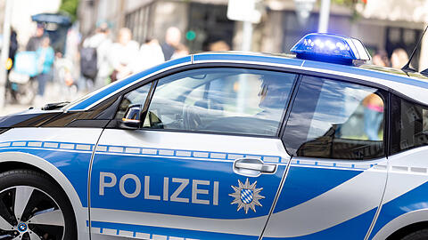 Die Polizei sucht Zeugen: Wer hat am Freitagabend an der Schwanthalerstra&szlig;e einen Streit mit einer Gruppe junger Leute beobachtet, bei dem mit einer Schreckschusswaffe geschossen wurde?