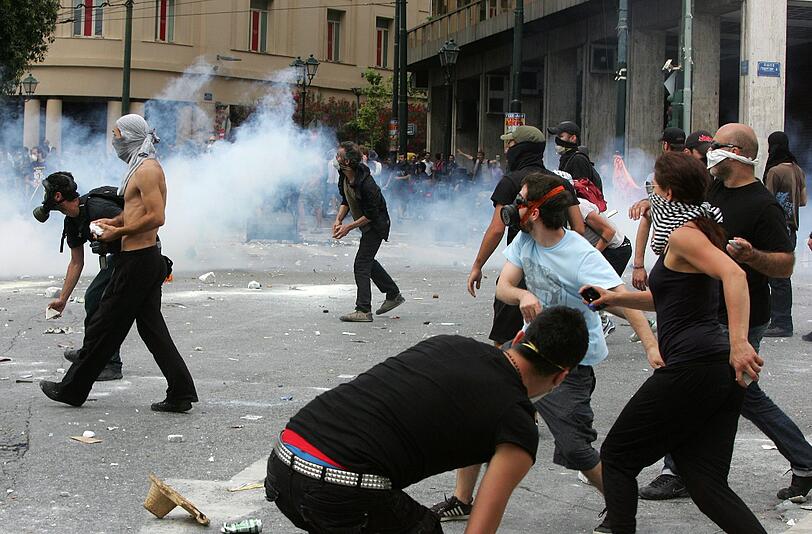 Am Mittwochabend und in der Nacht ist es zu heftigen Straßenschlachten zwischen der Polizei und Demonstranten in Athen gekommen. Mindestens 60 Menschen seien leicht verletzt
worden, berichtete das staatliche Fernsehen (NET). Tausende Menschen protestierten friedlich bis in die frühen
Morgenstunden vor dem Parlament in Athen gegen das harte Sparprogramm
der Regierung.