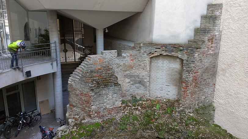 Das Fundament des Prinzesturms und ein Rest der alten Zwingermauer.