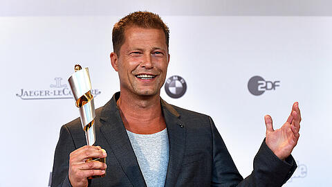 Regisseur und Schauspieler Til Schweiger posiert während der Verleihung des 65. Deutschen Filmpreises "Lola" mit der Trophäe in der Kategorie "Besucherstärkster Film".
