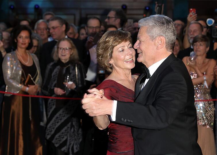 Bundespräsident Joachim Gauck und seine Lebensgefährtin Daniela Schadt tanzen beim Bundespresseball im Hotel Adlon.