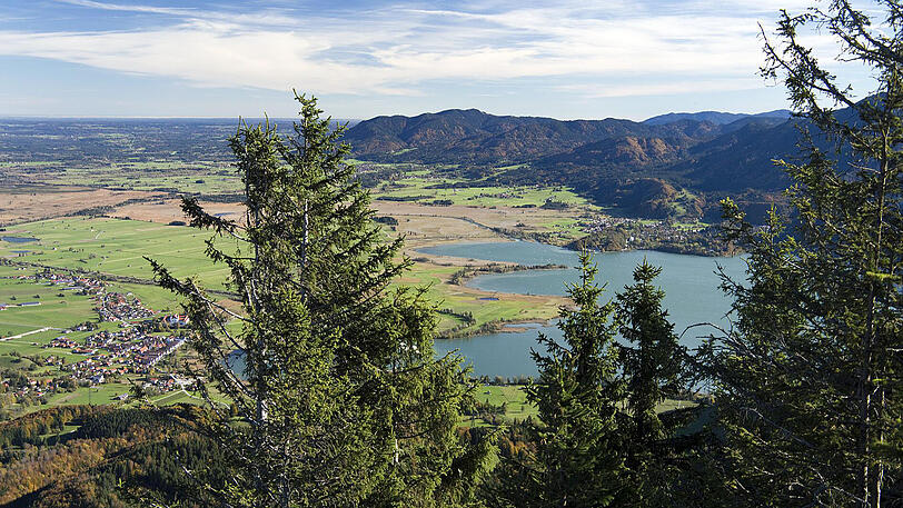 Belohnung nach dem Aufstieg: Ausblick auf den Kochelsee vom Rödelstein.