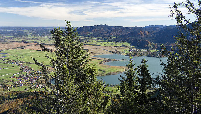 Belohnung nach dem Aufstieg: Ausblick auf den Kochelsee vom Rödelstein. Belohnung nach dem Aufstieg: Ausblick auf den Kochelsee vom Rödelstein.