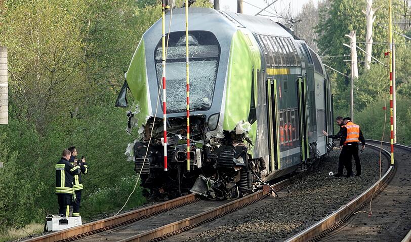 In Alt Duvenstedt ist am frühen Mittwochmorgen ein Zug mit einem Lkw zusammengestoßen.