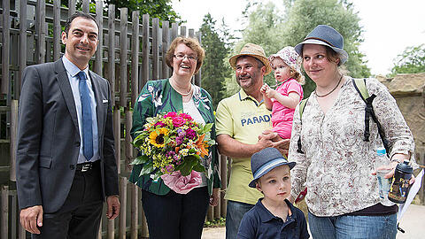 2016: Tierparkdirektor Rasem Baban und Christine Strobl, Buergermeisterin und Hellabrunn-Aufsichtsratsvorsitzende begruessen am Dienstag die millionste Besucherin.