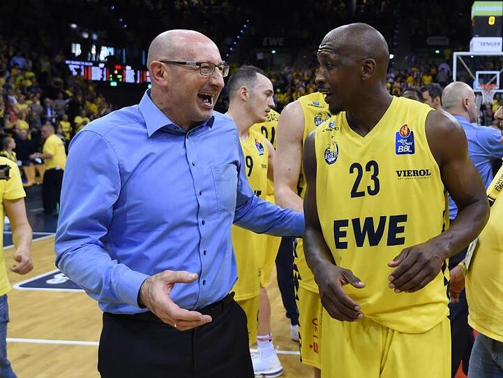 Oldenburgs Trainer Mladen Drijencic und Routinier Rickey Paulding freuen sich über den Halbfinaleinzug.