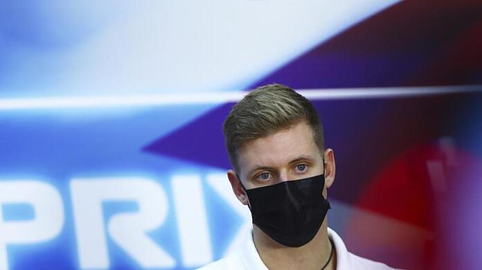 Mick Schumacher nimmt an einer Pressekonferenz teil.