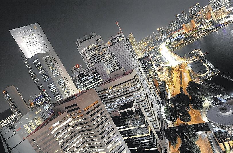 Wolkenkratzer auf der einen, Wasser auf der anderen Seite: In Singapur wird am Sonntag das erste Nachtrennen der Formel-1-Geschichte stattfinden.