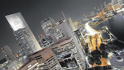 Wolkenkratzer auf der einen, Wasser auf der anderen Seite: In Singapur wird am Sonntag das erste Nachtrennen der Formel-1-Geschichte stattfinden.