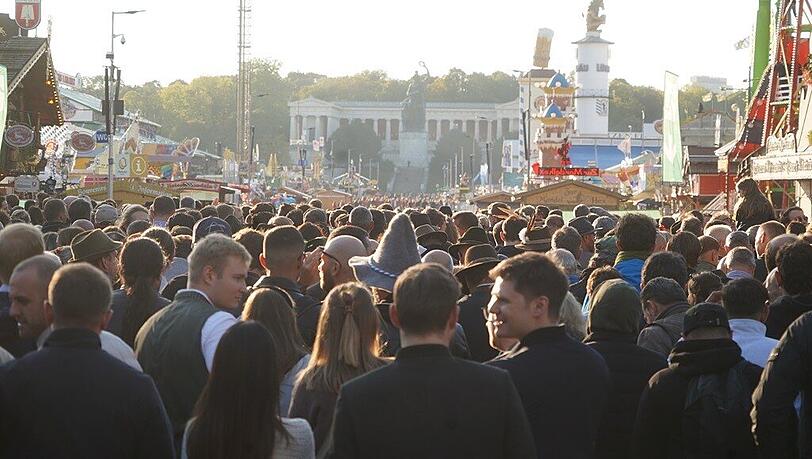 Die Besucher strömen nach der Wiedereröffnung auf das Oktoberfest. Der Gaststättenverband bringt nach der Schließung vom Mittwoch einen überraschenden Vorschlag ins Spiel
