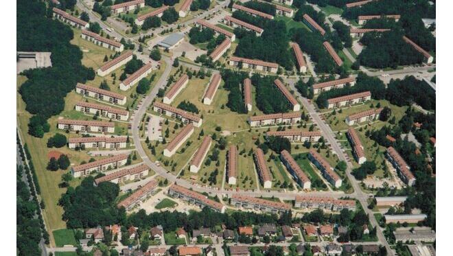 Die markante und charakteristische Grundstruktur der luftig angeordneten Gebäuderiegel ist auch heute noch gut zu erkennen. Die markante und charakteristische Grundstruktur der luftig angeordneten Gebäuderiegel ist auch heute noch gut zu erkennen.