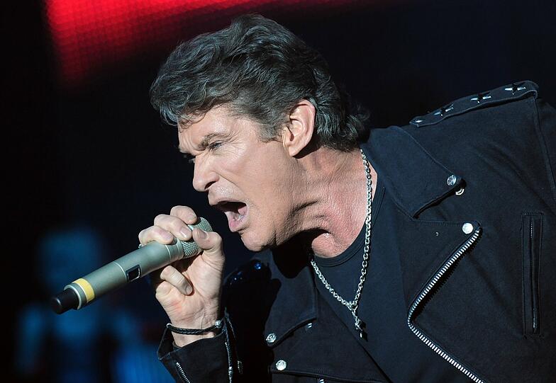 David Hasselhoff tourt mit seiner "The Hoff is back"-Tour durch Deutschland, Österreich und die Schweiz. Dabei gibt es auch ein Wiedersehen mit "KITT", dem sprechenden Auto aus der Kultserie Knight Rider. Die Bilder von seinen Auftritten in Berlin und Frankfurt.