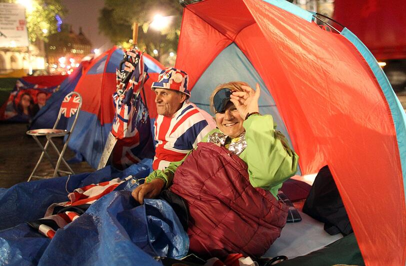 Diese Briten campieren vor der Westminster Abbey in London.