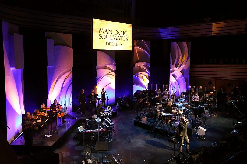 Leslie Mandoki (m.) performt mit dem Sänger und Gitarristen Chris Thompson (vorne) von der Manfred Mann's Earth Band.