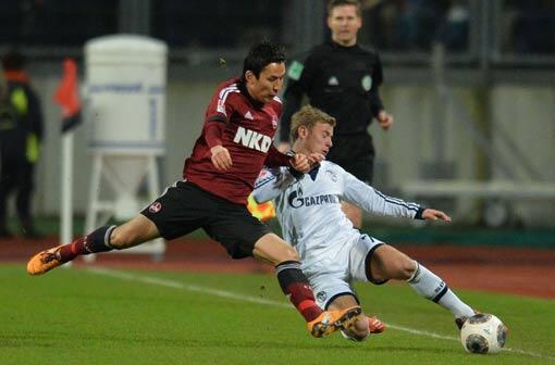 Nürnbergs Makoto Hasabe (l) im Zweikampf mit Schalkes Maximilian Meyer.