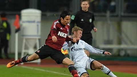 Nürnbergs Makoto Hasabe (l) im Zweikampf mit Schalkes Maximilian Meyer.