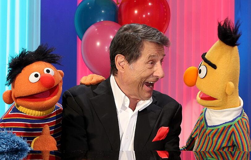 Udo Jürgens sitzt am 05.02.2013 bei einem Fototermin im Studioset der "Sesamstraße" neben Ernie, Bert (r)und dem Krümelmonster (l) am Flügel.
