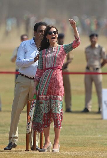 Kate und William beim Cricketspielen während ihrer großen Indien-Tour.