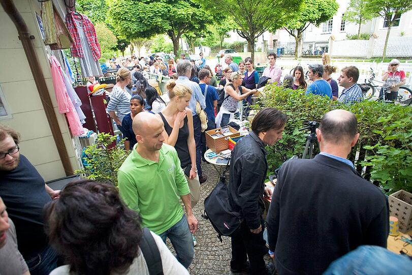 Blick hinter die Hausfassaden ins Grüne: der Gartenflohmarkt in Gern. Die Fotos.