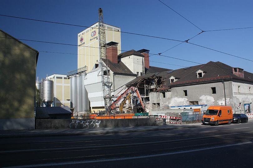 Das alte Zacherlbräu an der Ohlmüllerstraße in der Au wird teilweise abgerissen. Hier soll die neue Verwaltung von Paulaner in zwei Jahren einziehen. Die Bilder.