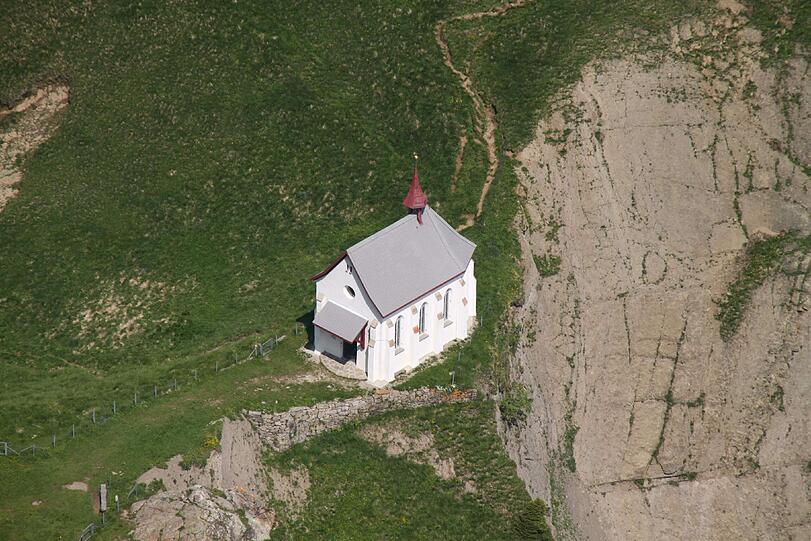 Die Klimsenkapelle ist nahe der Felskante gebaut.